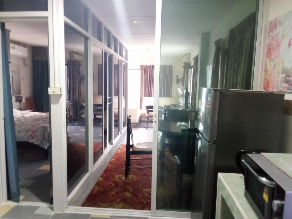 BEN & LEK GUESTHOUSE - Suite With Balcony