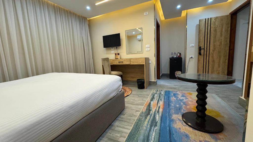 Postel nebo postele na pokoji v ubytování Konooz Pyramids Hotel