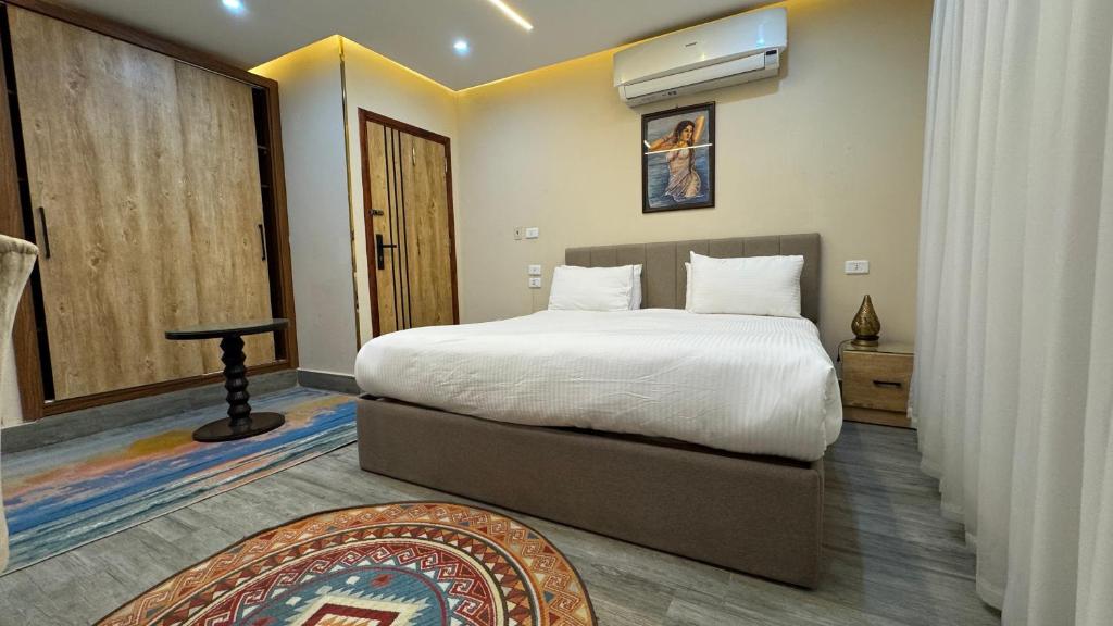 Postel nebo postele na pokoji v ubytování Konooz Pyramids Hotel