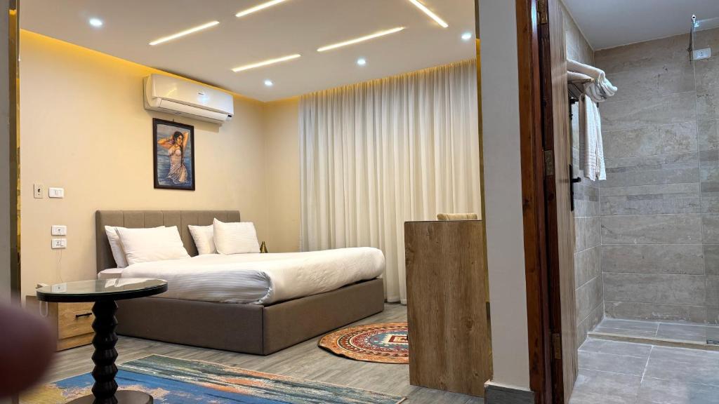 Postel nebo postele na pokoji v ubytování Konooz Pyramids Hotel