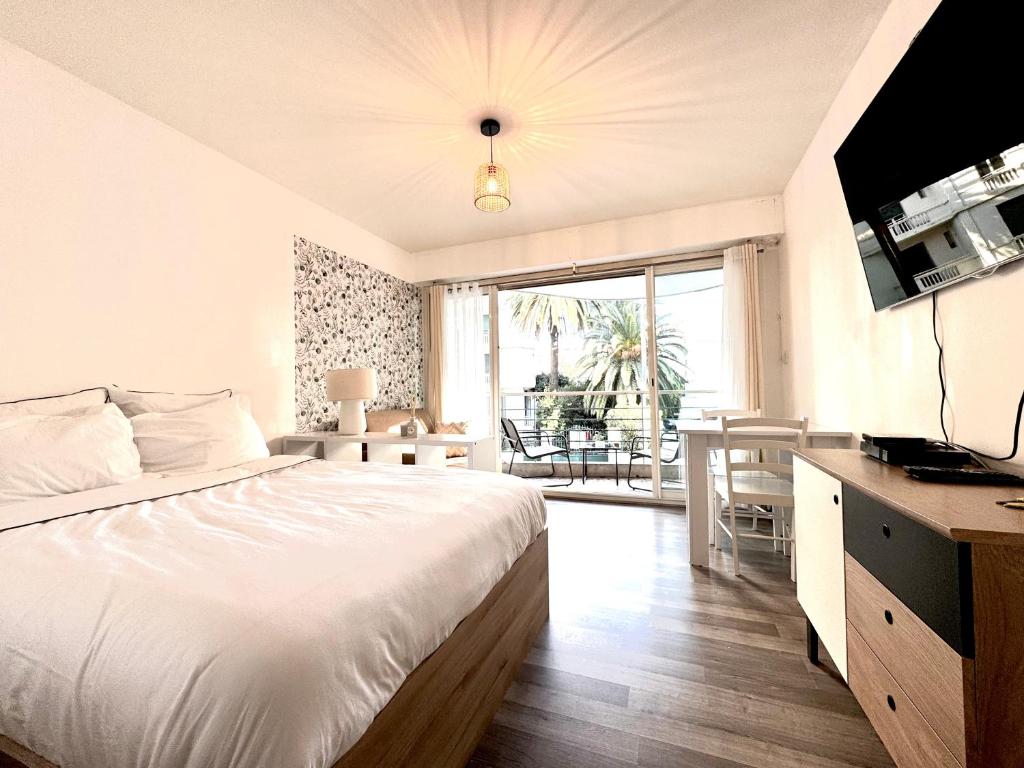 TV a/nebo společenská místnost v ubytování 30m2 vue mer terrasse à 1min des plages