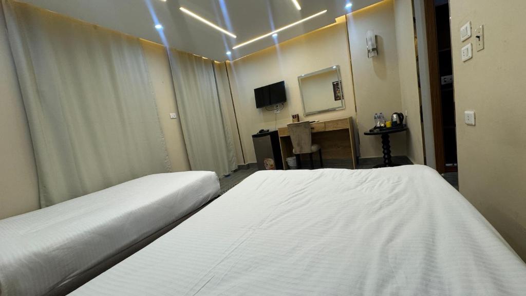 Postel nebo postele na pokoji v ubytování Konooz Pyramids Hotel