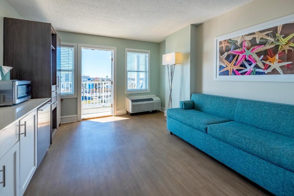 Commander Hotel & Suites - Efficiency King Oceanview With Balcony