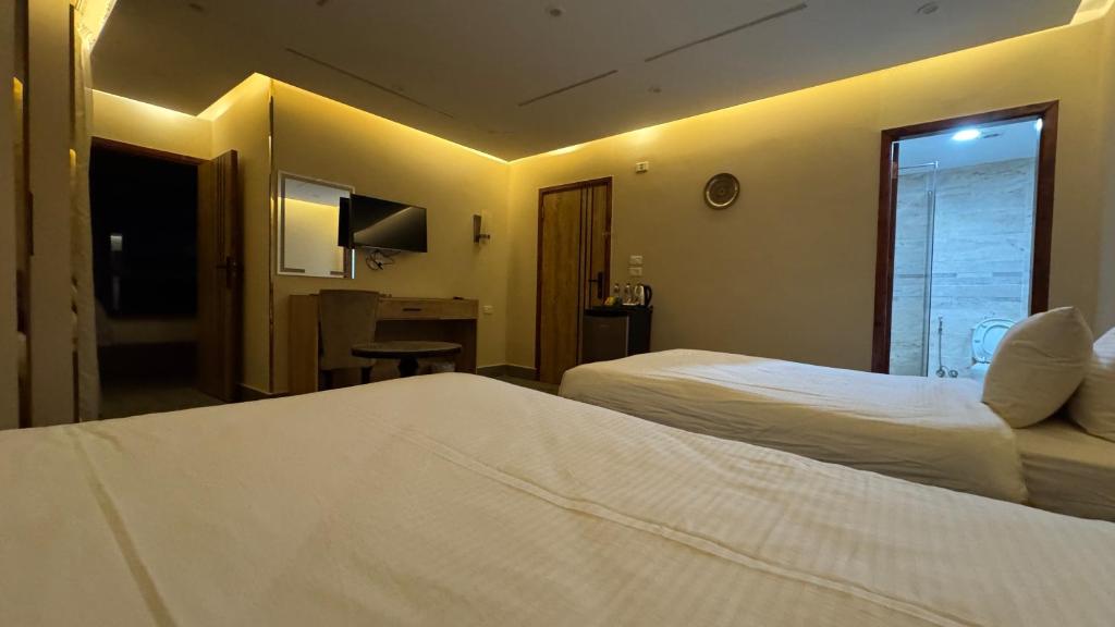 Postel nebo postele na pokoji v ubytování Konooz Pyramids Hotel