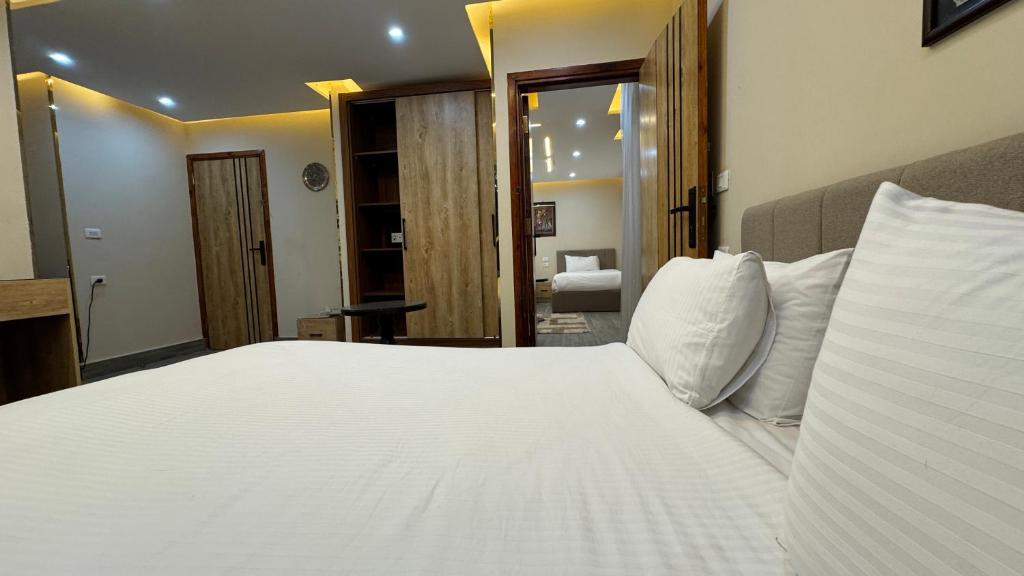 Postel nebo postele na pokoji v ubytování Konooz Pyramids Hotel