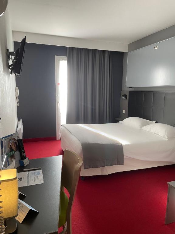 Postel nebo postele na pokoji v ubytování Brit Hotel Marvejols