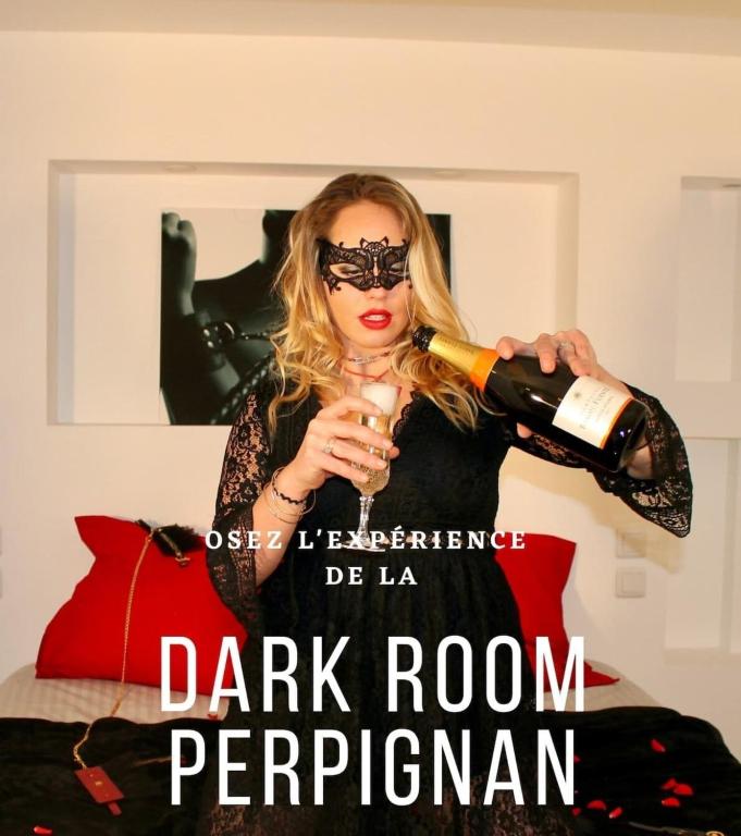 une femme verse une bouteille de vin dans l'établissement Dark Room Perpignan aux 50 nuances Jacuzzi Privé, à Villeneuve-de-la-Raho
