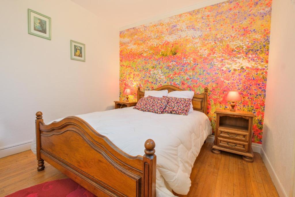 une chambre avec un grand tableau sur le mur dans l'établissement Gite De Monplaisir, à Périgueux