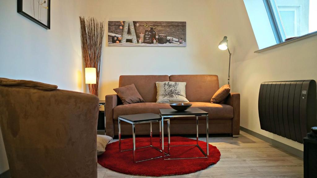un salon avec un canapé et une table dans l'établissement Little Suite - Nathan, à Lille
