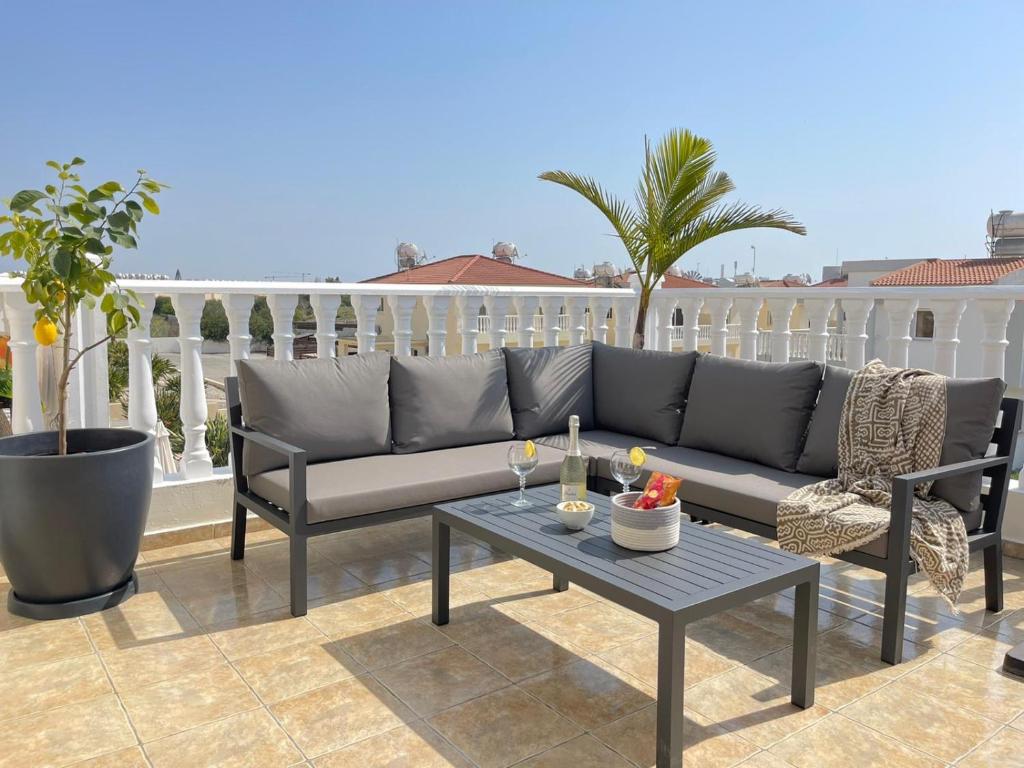 Balkoni atau teres di Star Apt in front Nissi whit Sea View