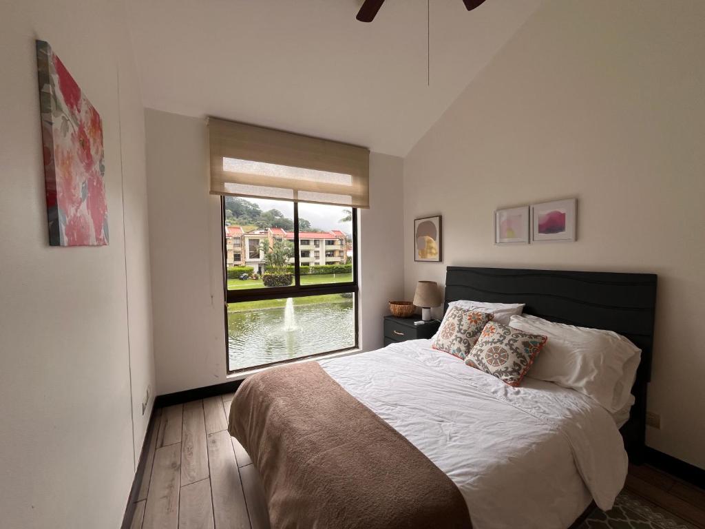 Postel nebo postele na pokoji v ubytování CR MARIPOSA RENTALS Lakeview PENTHOUSE with office space, pool, gym, tennis