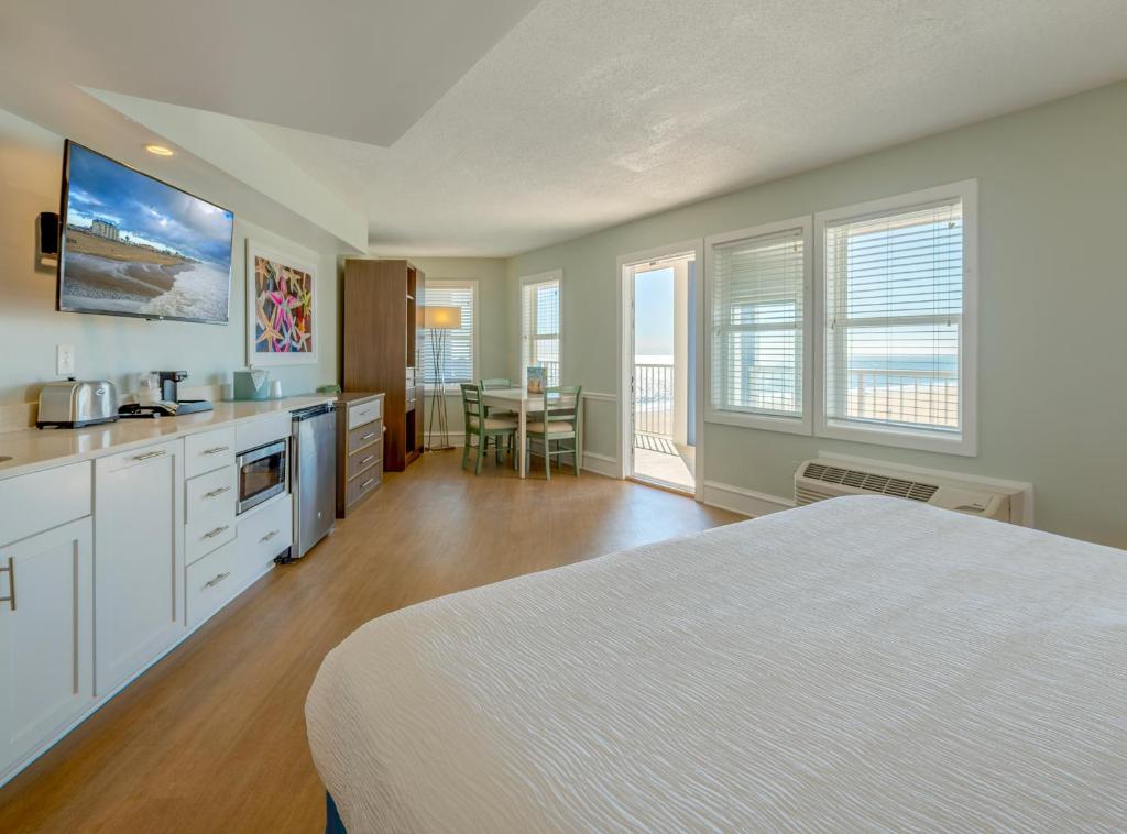 Commander Hotel & Suites - Deluxe King Suite