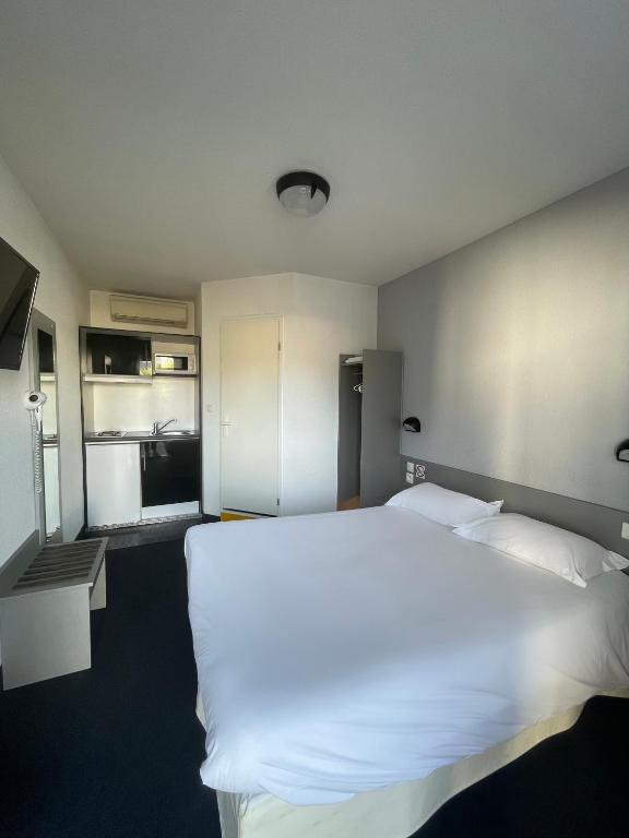 Kuchyň nebo kuchyňský kout v ubytování Brit Hotel Marvejols