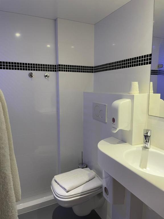 Brit Hotel Marvejols - Chambre Triple (2 Adultes + 1 Enfant)