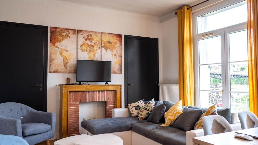 un salon avec un canapé et une cheminée dans l'établissement L'Escale - Grand appartement 4 chambres, à Poitiers