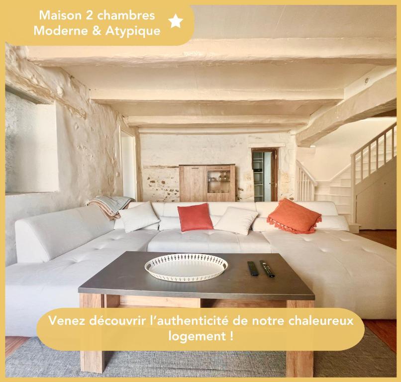 a living room with a couch and a table at REFUGE CHAMPETRE - Moderne & Confort - Jardin Terrasse Barbecue - Parking et Wifi Gratuit - ESPACE ET DETENTE - Parfaitement équipé - Idéal FAMILLE in Saint-Coutant-le-Grand
