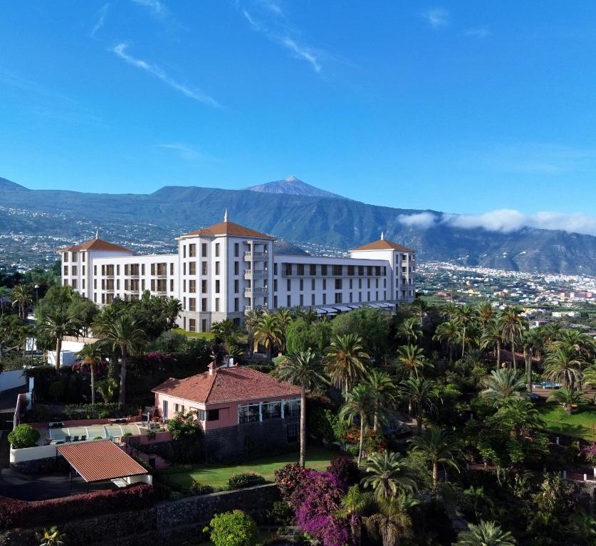 - Vistas a un complejo con palmeras y montañas en Gran Hotel Taoro, en Puerto de la Cruz