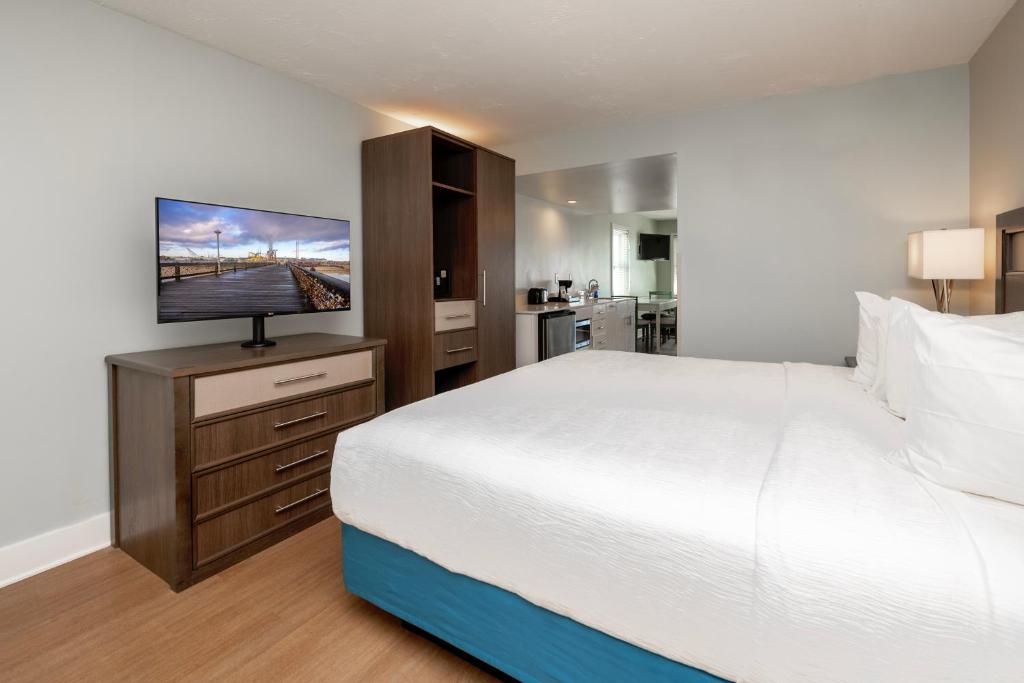 Commander Hotel & Suites - 