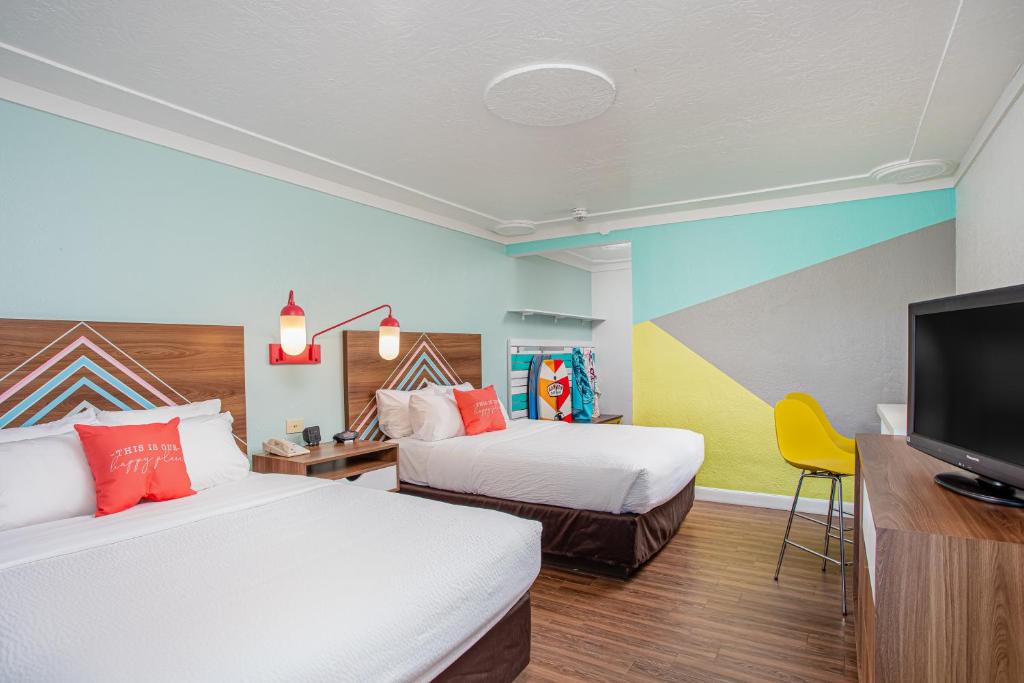 Postel nebo postele na pokoji v ubytování Beachside Hotel and Suites