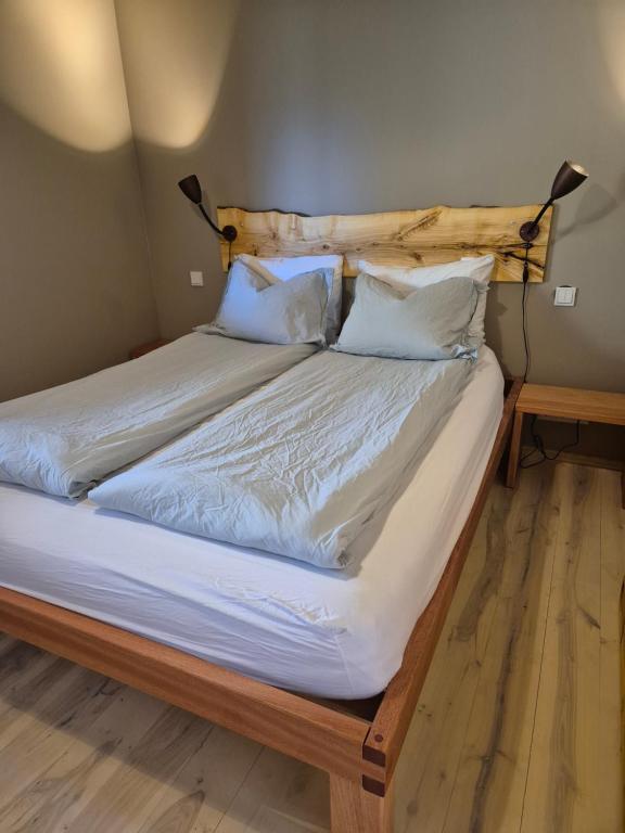 Cama ou camas em um quarto em Móðir Jörð Organic Farm Guesthouse in Vallanes