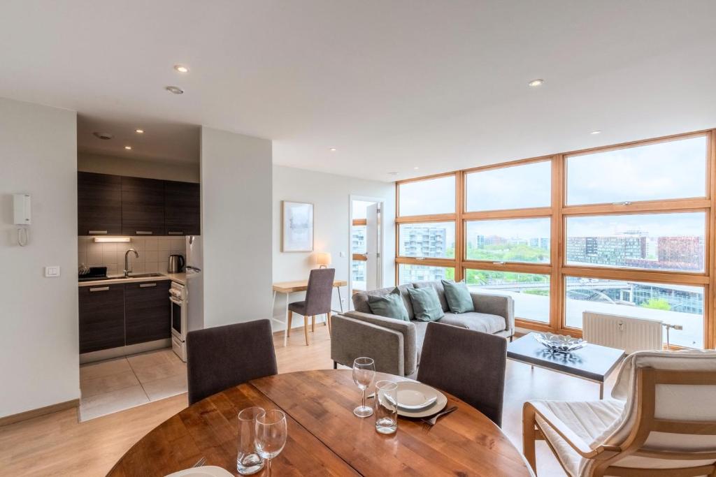 un salon avec un canapé et une table dans l'établissement One bedroom apartment at the foot of the stations, à Lille