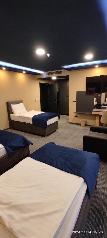 HOTEL LOBBY - Quadruple Room