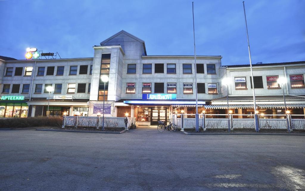 an empty parking lot in front of a building at Hotel Lapuahovi in Lapua