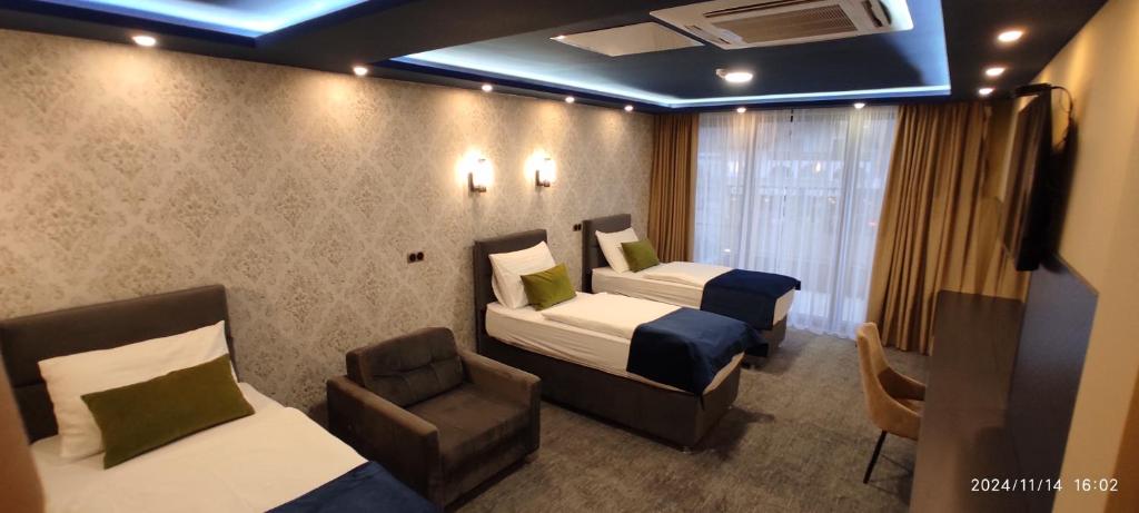 HOTEL LOBBY - Deluxe Triple Room