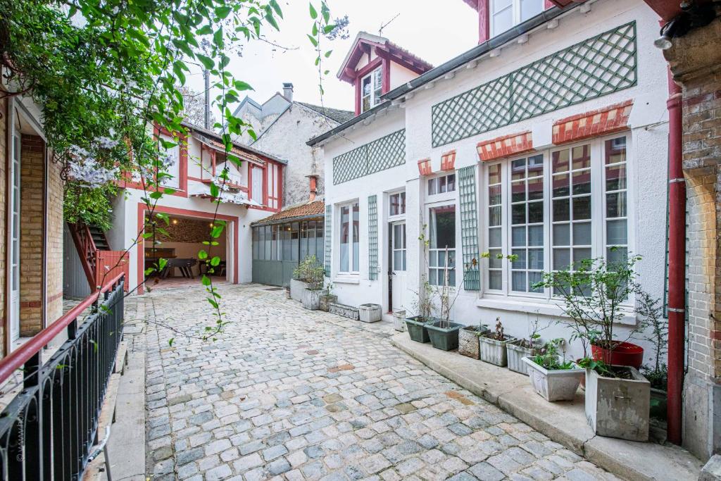une cour d'une maison avec des plantes en pot dans l'établissement Maison Historique - Château de Versailles, à La Celle-Saint-Cloud