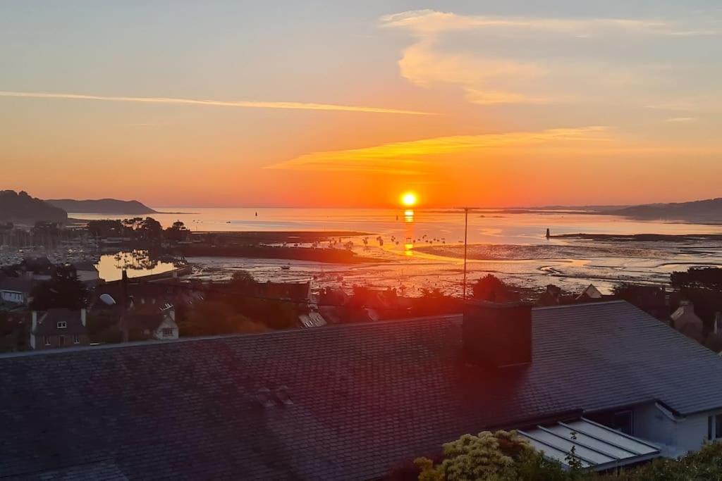 - un coucher de soleil sur une plage au coucher du soleil sur l'océan dans l'établissement Le Nid Bleu, à Perros-Guirec