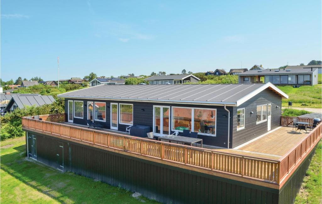 ein Fertighaus mit großer Terrasse an einem Haus in der Unterkunft Holiday Home Knebel 3 in Knebel