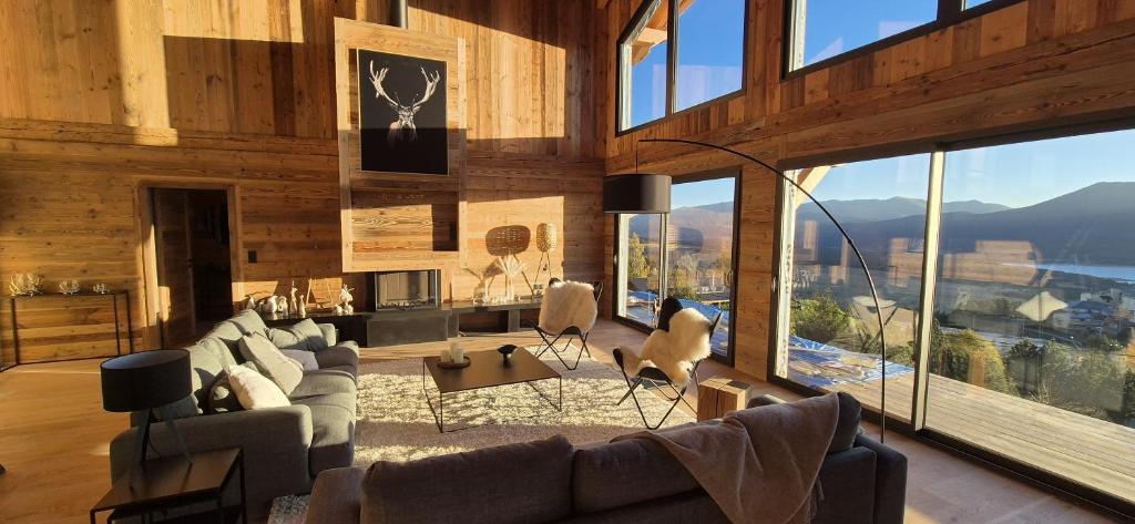 Cảnh núi rừng hoặc tầm nhìn ra núi từ nhà gỗ