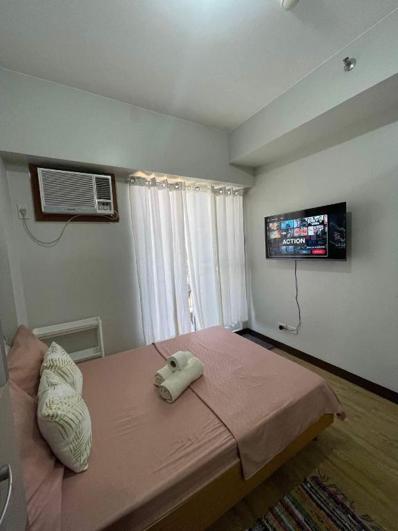TV a/nebo společenská místnost v ubytování Verdon Parc Davao City with Balcony by darpm