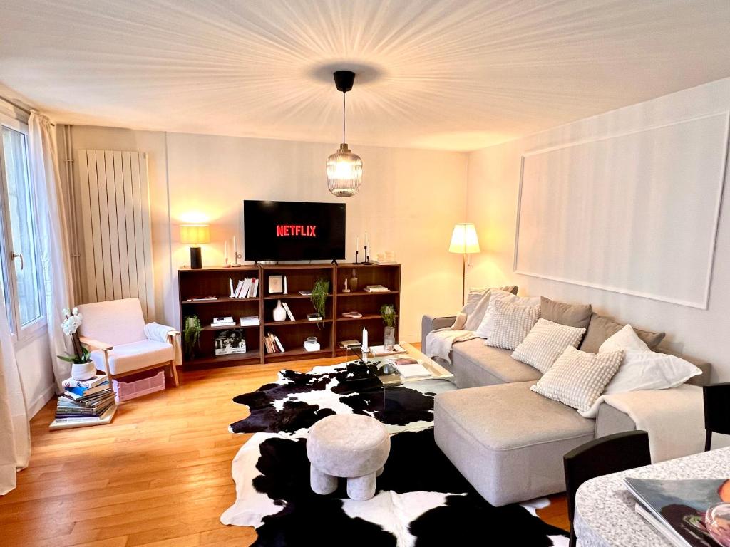 - un salon avec un tapis de vache au sol dans l'établissement Appartement Central Les Halles, à Paris