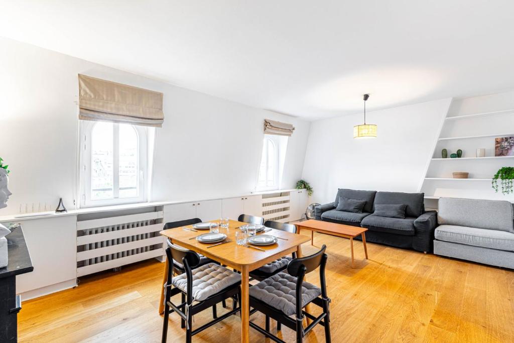 Un lugar para sentarse en GuestReady - Paris Escape with Eiffel Views