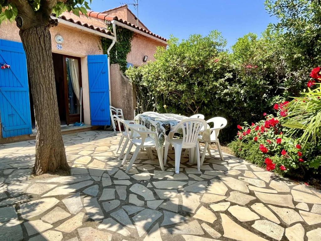 une table et des chaises assises sur une terrasse en pierre dans l'établissement Maison 3 pièces mezzanine 6 couchages ARGELES SUR MER AR230-020, à Argelès-sur-Mer