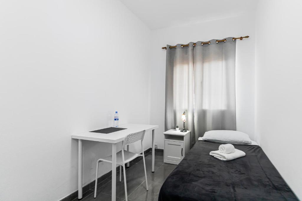 Postel nebo postele na pokoji v ubytování Urban Nest Suites