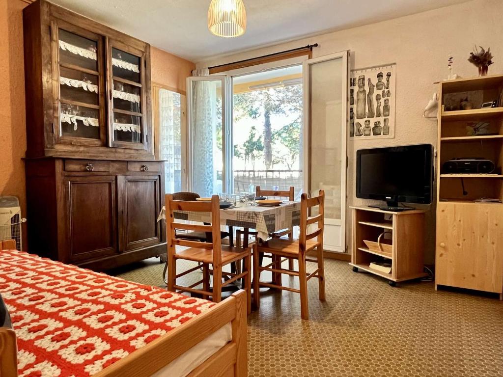 une salle à manger avec une table, des chaises et une télévision dans l'établissement Appartement 2 pièces 4 couchages ARGELES SUR MER AR500-C37, à Argelès-sur-Mer