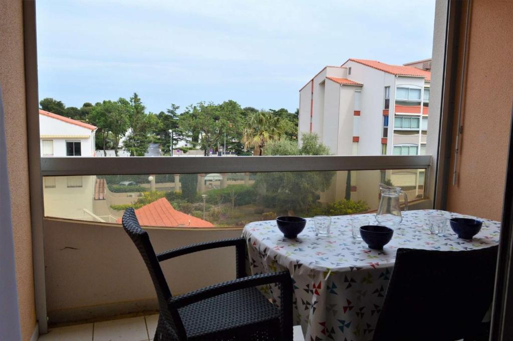 d'une table avec deux chaises et d'une vue sur un balcon. dans l'établissement Studio mezzanine 4 couchages ARGELES SUR MER AR580-268, à Argelès-sur-Mer