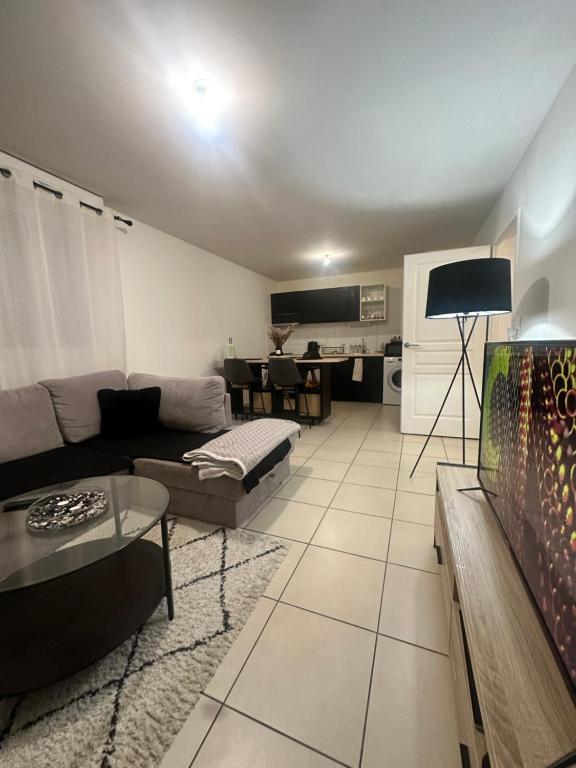 un salon avec un canapé et une table dans l'établissement Apparte Palmeraie, à Montpellier