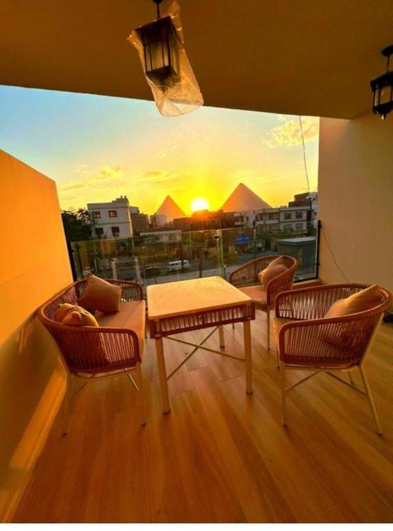 Východ nebo západ slunce při pohledu z hostelu nebo okolí