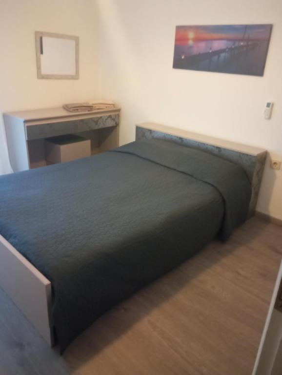 A bed or beds in a room at Διαμέρισμα τριών υπνοδωμάτιων.