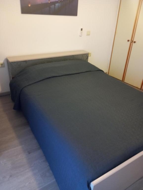 A bed or beds in a room at Διαμέρισμα τριών υπνοδωμάτιων.