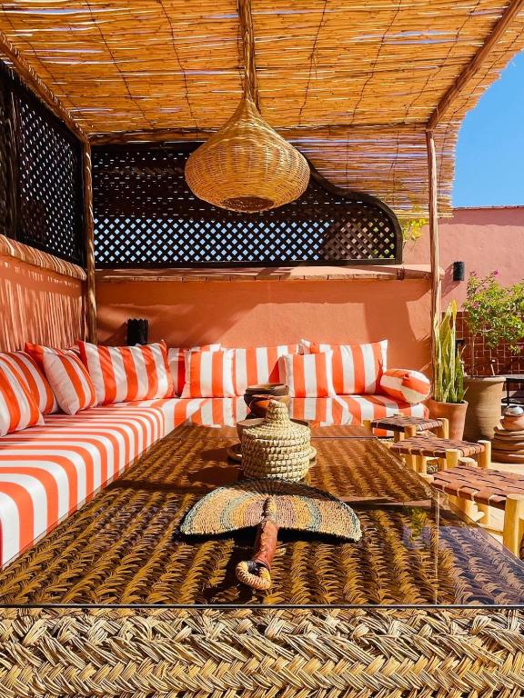 Posezení v ubytování Riad Babmoon - Private Riad with Pool & Rooftop
