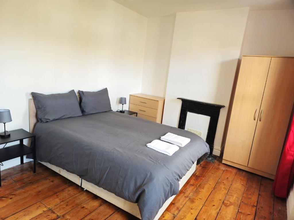 Postel nebo postele na pokoji v ubytování Delightful Room by Gloucester Road