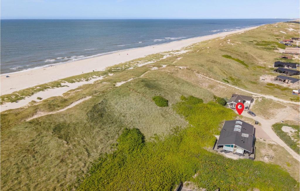 eine Luftansicht eines Hauses am Strand in der Unterkunft Gorgeous Home In Hvide Sande With Sauna in Bjerregård