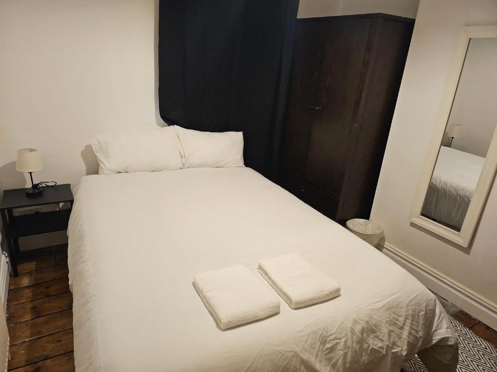 Postel nebo postele na pokoji v ubytování Charming Room by Gloucester Road