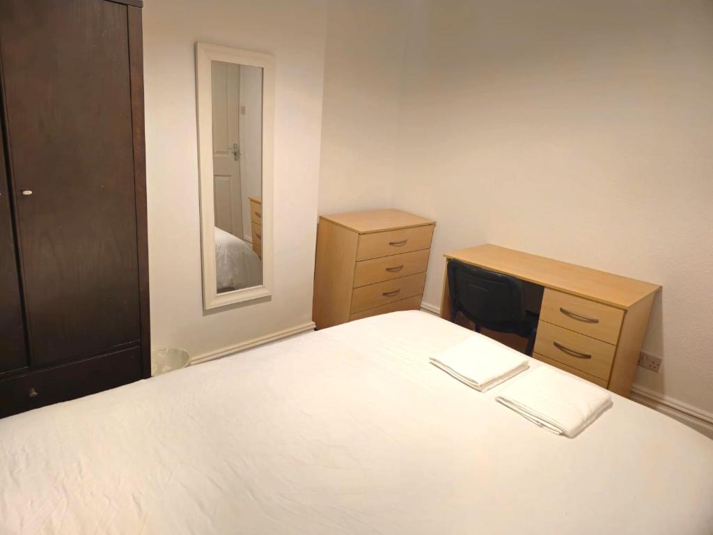 Postel nebo postele na pokoji v ubytování Charming Room by Gloucester Road