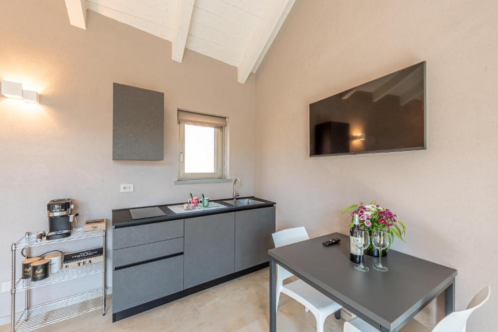 Kuchyň nebo kuchyňský kout v ubytování Basumse Holiday Apartments, Langhe