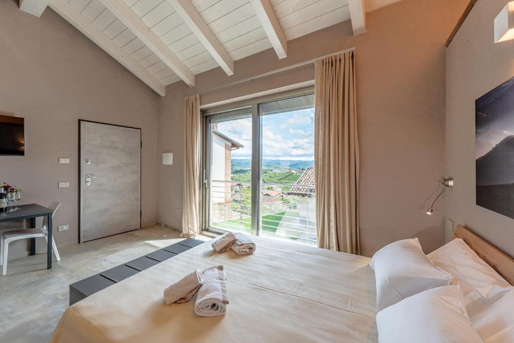 Postel nebo postele na pokoji v ubytování Basumse Holiday Apartments, Langhe